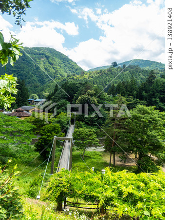 初夏の奥多摩の爽やかな景色　山間の吊り橋 138921408