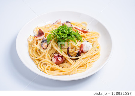 タコと大葉の和風パスタ、シンプルな味付けのスパゲッティ 白背景 タコと大葉の和風パスタ、シンプルな味付けのスパゲッティ 白背景 138921557