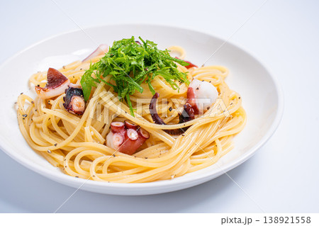 タコと大葉の和風パスタ、シンプルな味付けのスパゲッティ 白背景 タコと大葉の和風パスタ、シンプルな味付けのスパゲッティ 白背景 138921558