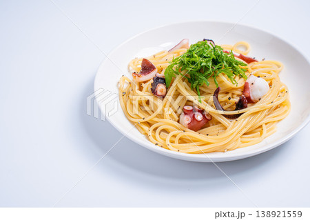 タコと大葉の和風パスタ、シンプルな味付けのスパゲッティ 白背景 タコと大葉の和風パスタ、シンプルな味付けのスパゲッティ 白背景 138921559