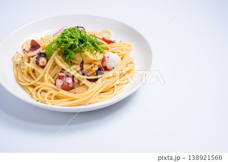タコと大葉の和風パスタ、シンプルな味付けのスパゲッティ 白背景 タコと大葉の和風パスタ、シンプルな味付けのスパゲッティ 白背景 138921560