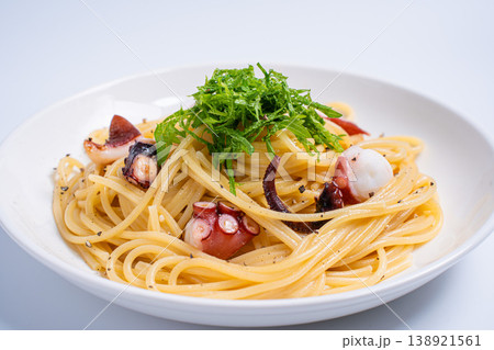 タコと大葉の和風パスタ、シンプルな味付けのスパゲッティ　白背景 138921561