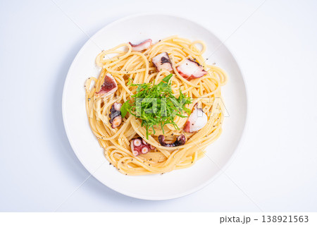 タコと大葉の和風パスタ、シンプルな味付けのスパゲッティ　白背景 138921563