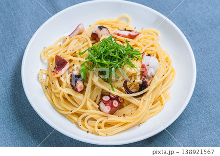 タコと大葉の和風パスタ、シンプルな味付けのスパゲッティ タコと大葉の和風パスタ、シンプルな味付けのスパゲッティ 138921567