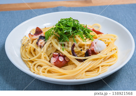 タコと大葉の和風パスタ、シンプルな味付けのスパゲッティ タコと大葉の和風パスタ、シンプルな味付けのスパゲッティ 138921568