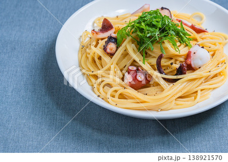 タコと大葉の和風パスタ、シンプルな味付けのスパゲッティ タコと大葉の和風パスタ、シンプルな味付けのスパゲッティ 138921570
