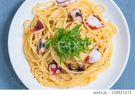 タコと大葉の和風パスタ、シンプルな味付けのスパゲッティ タコと大葉の和風パスタ、シンプルな味付けのスパゲッティ 138921571