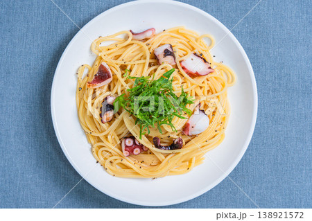 タコと大葉の和風パスタ、シンプルな味付けのスパゲッティ タコと大葉の和風パスタ、シンプルな味付けのスパゲッティ 138921572