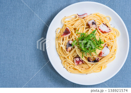 タコと大葉の和風パスタ、シンプルな味付けのスパゲッティ 138921574