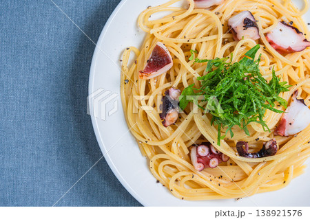 タコと大葉の和風パスタ、シンプルな味付けのスパゲッティ タコと大葉の和風パスタ、シンプルな味付けのスパゲッティ 138921576