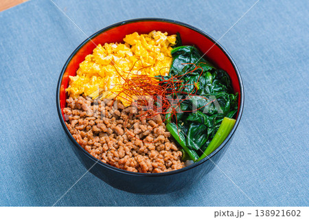 三食丼 鶏そぼろ 卵 ほうれん草の和風どんぶり 三食丼 鶏そぼろ 卵 ほうれん草の和風どんぶり 138921602