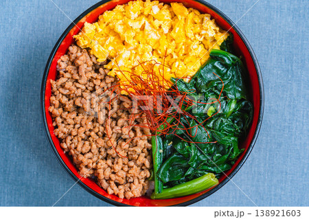 三食丼 鶏そぼろ 卵 ほうれん草の和風どんぶり 三食丼 鶏そぼろ 卵 ほうれん草の和風どんぶり 138921603
