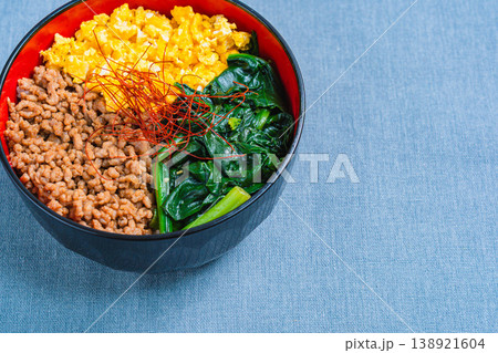 三食丼 鶏そぼろ 卵 ほうれん草の和風どんぶり 三食丼 鶏そぼろ 卵 ほうれん草の和風どんぶり 138921604