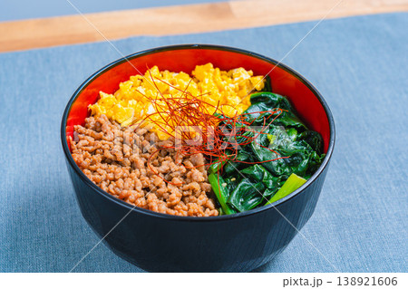 三食丼 鶏そぼろ 卵 ほうれん草の和風どんぶり 138921606