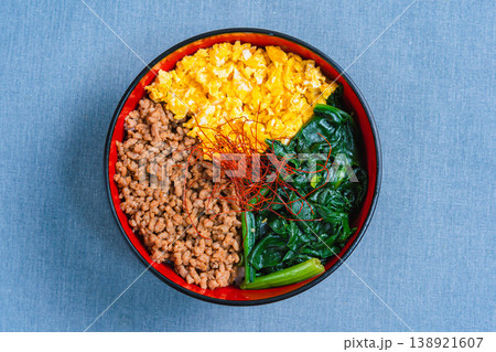 三食丼 鶏そぼろ 卵 ほうれん草の和風どんぶり 138921607