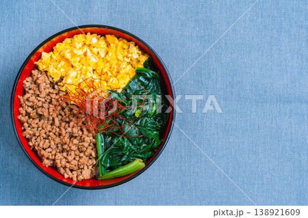 三食丼 鶏そぼろ 卵 ほうれん草の和風どんぶり 三食丼 鶏そぼろ 卵 ほうれん草の和風どんぶり 138921609