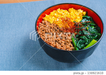 三食丼 鶏そぼろ 卵 ほうれん草の和風どんぶり 138921610