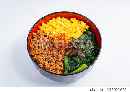 三食丼 鶏そぼろ 卵 ほうれん草の和風どんぶり 138921651