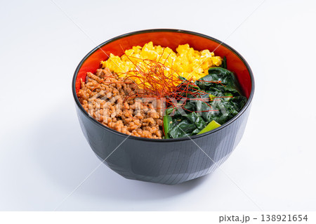 三食丼 鶏そぼろ 卵 ほうれん草の和風どんぶり 三食丼 鶏そぼろ 卵 ほうれん草の和風どんぶり 138921654