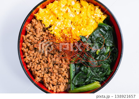 三食丼 鶏そぼろ 卵 ほうれん草の和風どんぶり 138921657