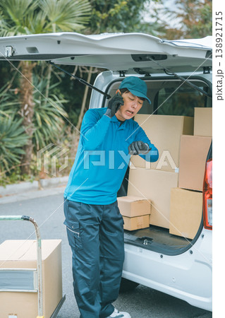 電話で怒られる宅配ドライバー 138921715