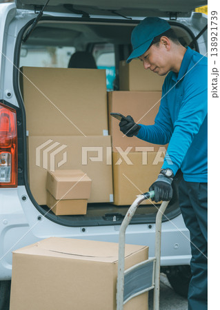 中年軽貨物ドライバー 中年軽貨物ドライバー 138921739