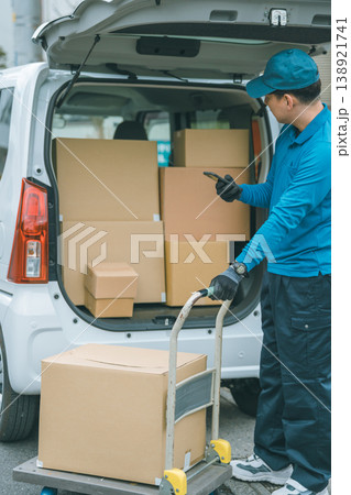 中年軽貨物ドライバー 138921741