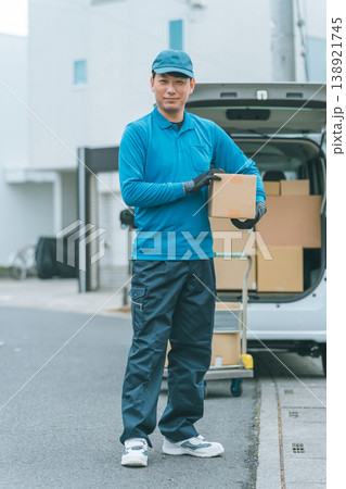 中年軽貨物ドライバー 138921745