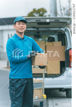 中年軽貨物ドライバー 138921747