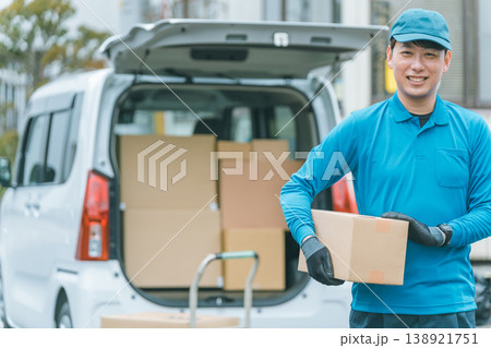 中年軽貨物ドライバー 138921751