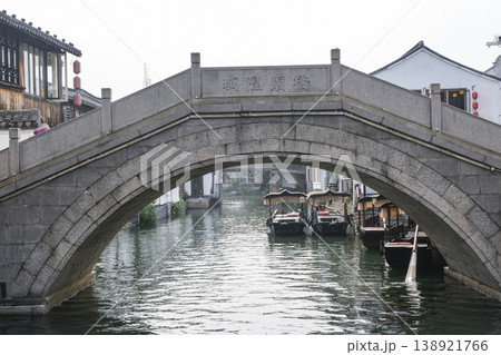 中国の古い町並みが残る上海郊外の朱家角古鎮 138921766