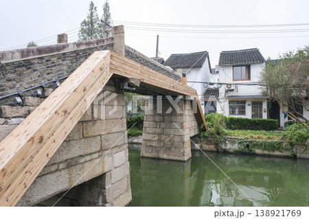 中国の古い町並みが残る上海郊外の朱家角古鎮 138921769