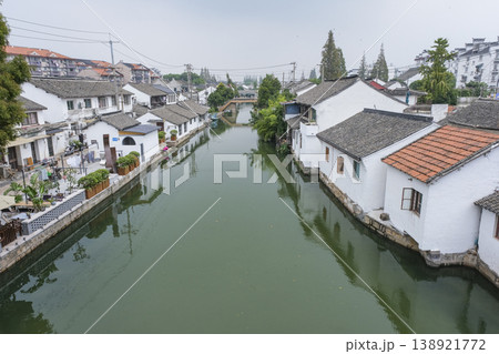 中国の古い町並みが残る上海郊外の朱家角古鎮 138921772
