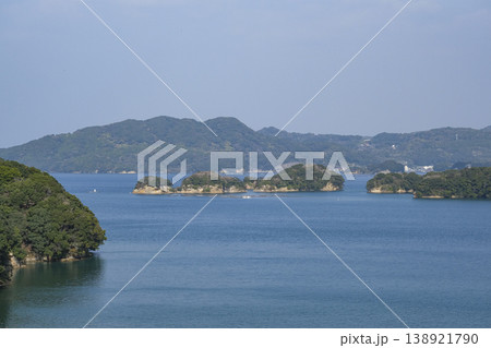 仮屋湾の最南端から見る島々 138921790