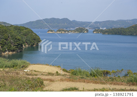 仮屋湾の最南端から見る島々 仮屋湾の最南端から見る島々 138921791