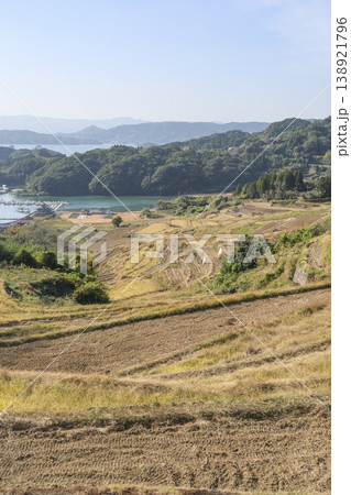 大浦の展望台から見るいろは島と棚田 大浦の展望台から見るいろは島と棚田 138921796