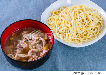 シンプルなつけ麺 豚肉入りスープと中華麺 138921850