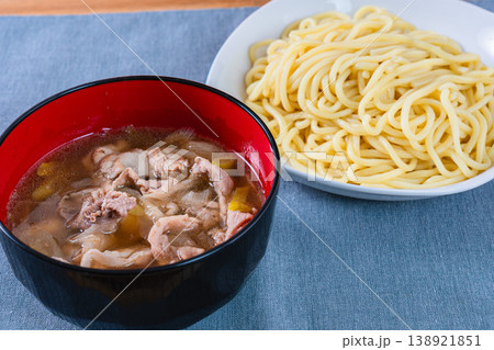 シンプルなつけ麺 豚肉入りスープと中華麺 シンプルなつけ麺 豚肉入りスープと中華麺 138921851