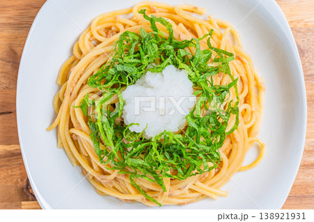 ツナの和風パスタ 大葉と大根おろしのさっぱりスパゲッティ ツナの和風パスタ 大葉と大根おろしのさっぱりスパゲッティ 138921931