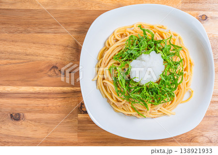 ツナの和風パスタ 大葉と大根おろしのさっぱりスパゲッティ ツナの和風パスタ 大葉と大根おろしのさっぱりスパゲッティ 138921933