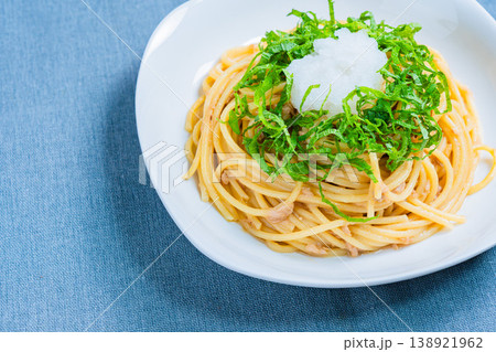 ツナの和風パスタ 大葉と大根おろしのさっぱりスパゲッティ ツナの和風パスタ 大葉と大根おろしのさっぱりスパゲッティ 138921962