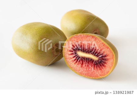 平べったい赤いキウイフルーツ　扁平キウイ　レッドキウイフルーツ　レッドキウイ　果物 138921987