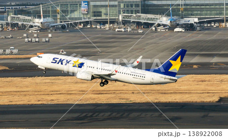 スカイマーク旅客機の離陸風景 羽田空港 スカイマーク旅客機の離陸風景 羽田空港 138922008