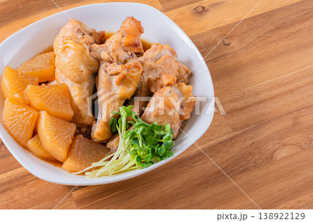 手羽元と大根の煮物 和食の家庭料理 鶏肉の煮込み 手羽元と大根の煮物 和食の家庭料理 鶏肉の煮込み 138922129