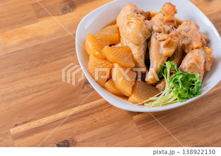手羽元と大根の煮物 和食の家庭料理 鶏肉の煮込み 138922130