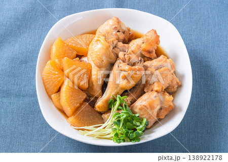手羽元と大根の煮物 和食の家庭料理 鶏肉の煮込み 手羽元と大根の煮物 和食の家庭料理 鶏肉の煮込み 138922178
