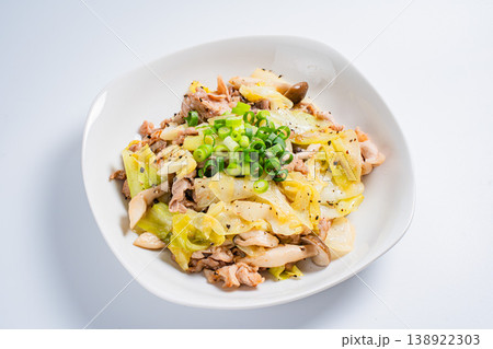 豚こま肉とキャベツの塩胡椒炒め しめじ入りの簡単炒め物 138922303