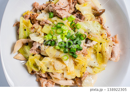 豚こま肉とキャベツの塩胡椒炒め しめじ入りの簡単炒め物 豚こま肉とキャベツの塩胡椒炒め しめじ入りの簡単炒め物 138922305