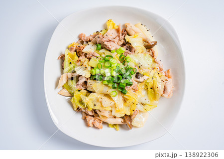 豚こま肉とキャベツの塩胡椒炒め しめじ入りの簡単炒め物 豚こま肉とキャベツの塩胡椒炒め しめじ入りの簡単炒め物 138922306