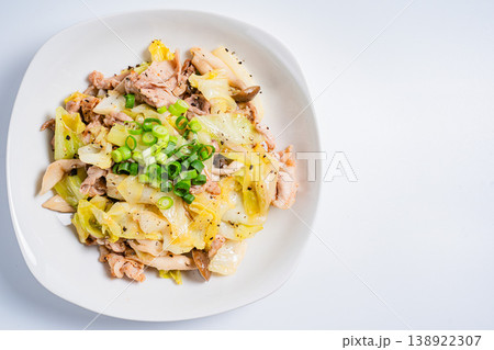 豚こま肉とキャベツの塩胡椒炒め しめじ入りの簡単炒め物 138922307